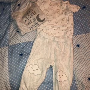 “Mommy loves me to the moon and back” set 🖤🤍